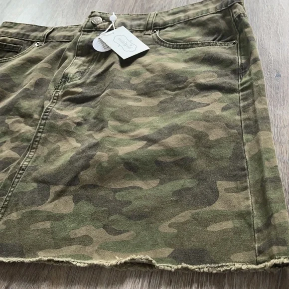 Camouflage Skirt Size Large - Picture 5 of 10
